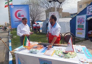 خدمات رسانی داوطلبان هلال احمر به مسافران نوروزی