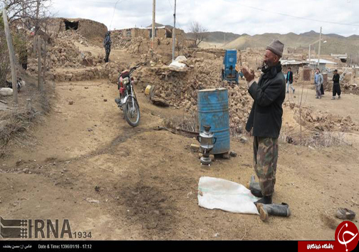 نماز پیرمرد روستایی در کنار خانه ویران شده&zwnj;اش+عکس