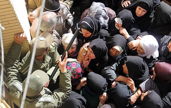 توزیع سبد کالا در آستانه انتخابات توهین به فرهنگ مردم و هویت کشور است/ دولتی&zwnj;ها به فکر برطرف کردن مشکلات اصلی اقتصادی مردم باشند
