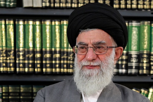 حضور نوروزی رهبر انقلاب در منزل یکی از شهدای مشهد حضور نوروزی رهبر انقلاب در منزل یکی از شهدای مشهد