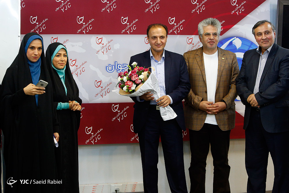 خبرنگاران صدا و سیما برای دلجویی در محل باشگاه خبرنگاران جوان حضور یافتند