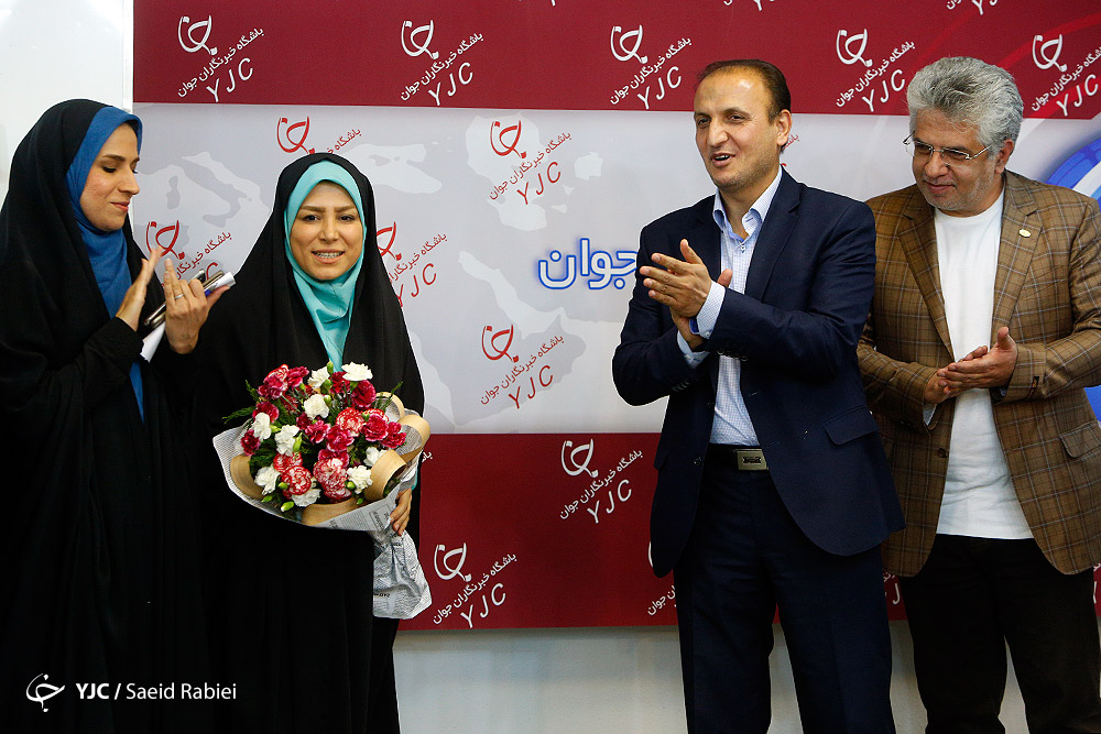 خبرنگاران صدا و سیما برای دلجویی در محل باشگاه خبرنگاران جوان حضور یافتند
