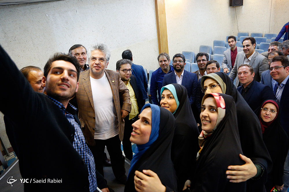 خبرنگاران صدا و سیما برای دلجویی در محل باشگاه خبرنگاران جوان حضور یافتند
