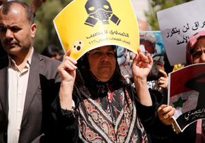 اعتراض طرفداران بشار اسد به حملات هوایی آمریکا به سوریه در مقابل نمایندگی سازمان ملل در دمشق+ تصاویر