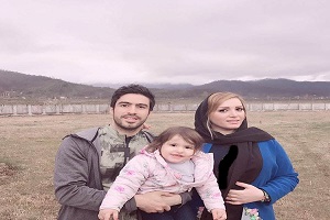 تصویر ستاره استقلال در کنار خانواده
