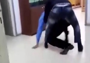 کتک‌کاری وزیر اردنی با مسئول زیر دستش! + فیلم