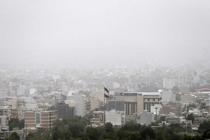 هجوم ریزگردها و غبارشدید به آسمان دهلران