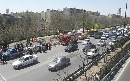 واژگونی خودروی ام وی ام در بزرگراه شهید همت/ نجات معجزه آسای سرنشینان