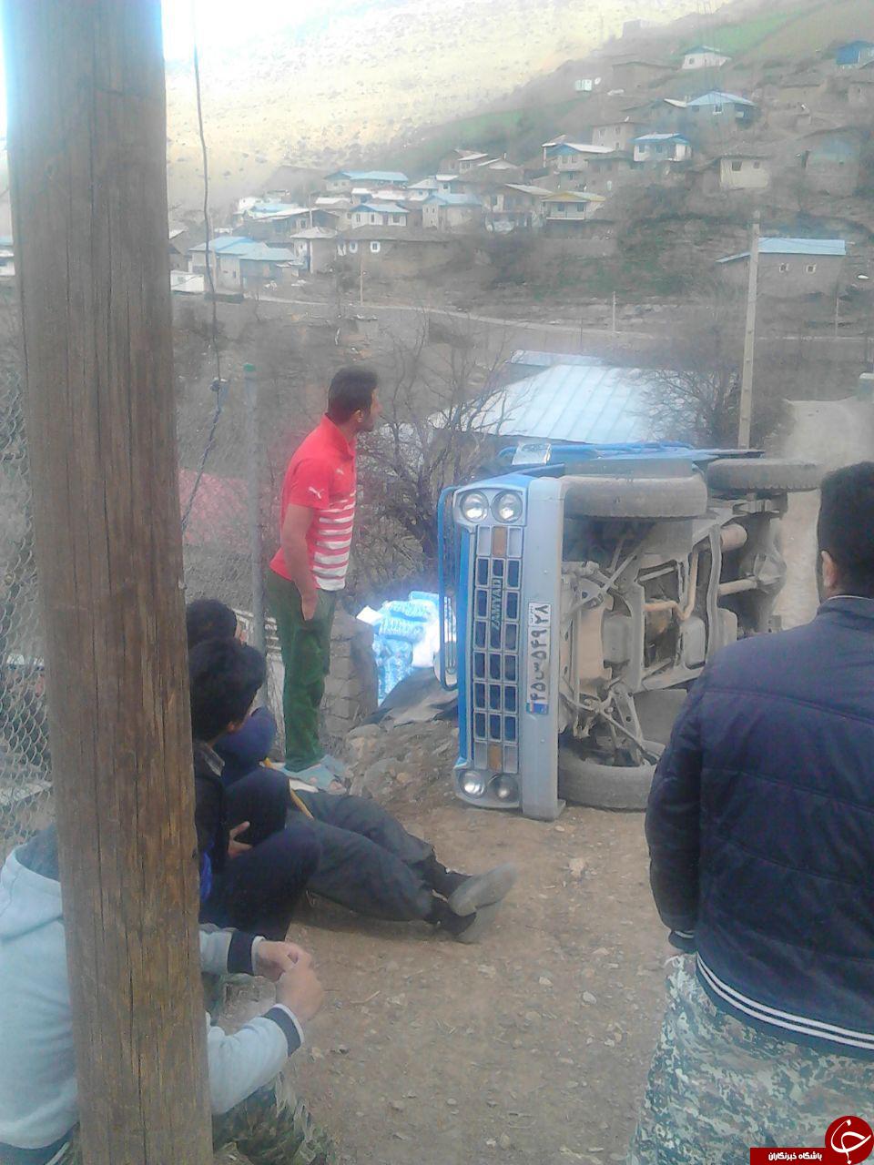 واژگونی نیسان حامل نمک در روستای &laquo;نیچکوه&raquo; + تصاویر