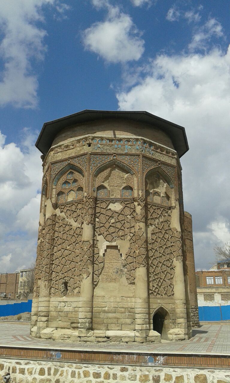 ساخت و ساز مجتمع تجاری در کنار گنبد کبود مراغه متوقف شد