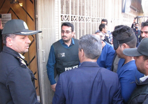 سارقان زن نمای طلا فروشی به دام پلیس افتادند