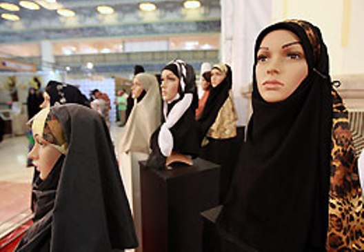 طراحی لباس براساس اشیای برجای مانده از کنار صندل