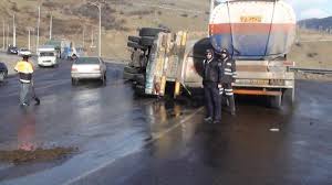واژگونی تانکر حامل مایع شیمیایی سود در پلدختر