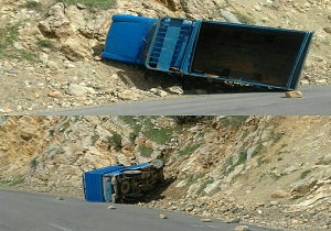 واژگونی خودروی وانت نیسان بدون تلفات