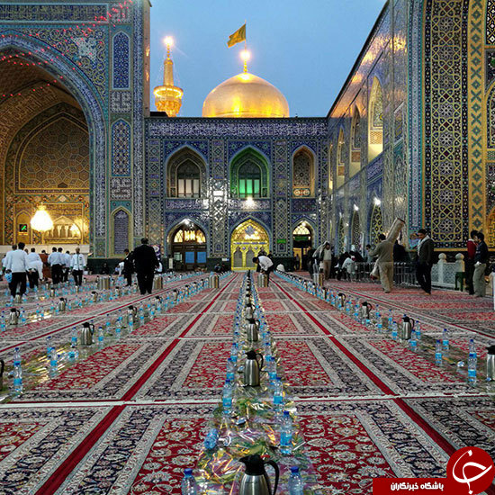 افطاری اولین روز اعتکاف در حرم مطهر رضوی +عکس