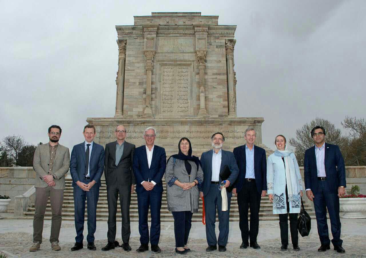 بازدید سفیر هلند از آرامگاه فردوسی