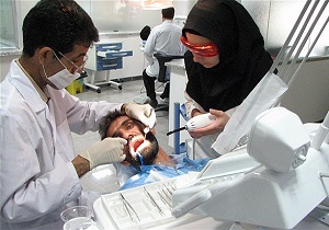 برخورد حاکمیت با بحث تعرفه و مالیات پزشکان دوگانه است