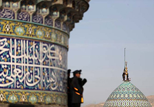 اهتزاز پرچم عزای شهادت احمد بن موسی (ع) بر فراز گنبد سبز اهتزاز پرچم عزای شهادت احمد بن موسی (ع) بر فراز گنبد سبز
