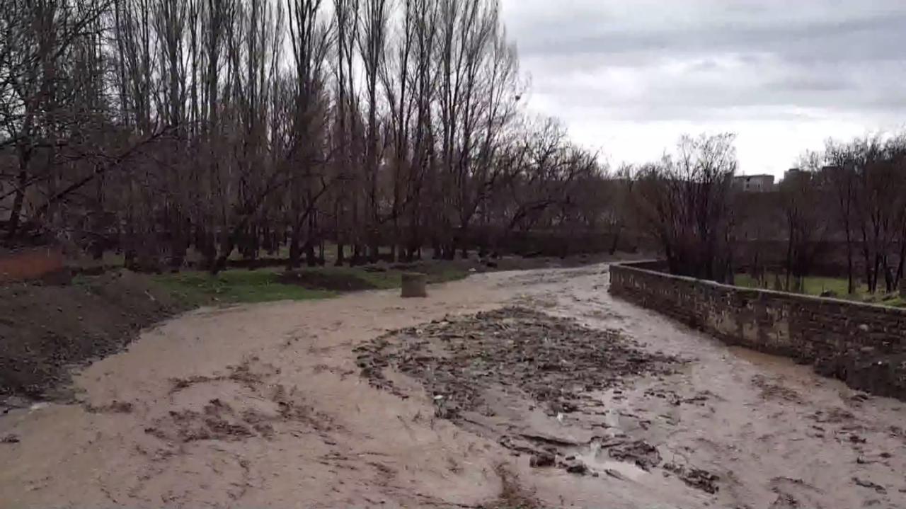 جاری شدن سیل در رودخانه اسکو چایی