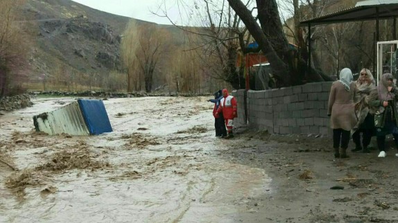 سیل آذرشهر ۵ خودرو را برد/ ۴ کشته درسیل عجب شیر/مدارس تعطیل نیست