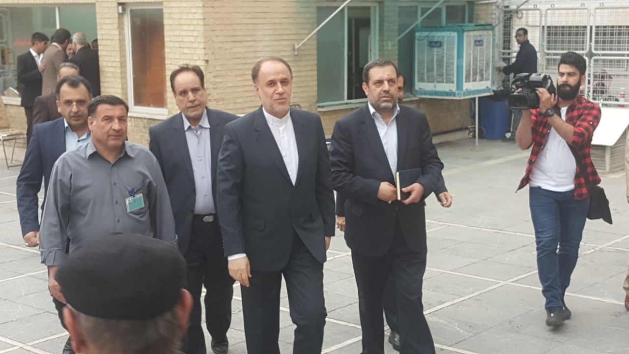 حمیدرضا حاجی بابایی برای ثبت نام در انتخابات ریاست جمهوری وارد وزارت کشور شد