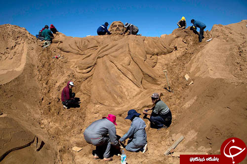 تصاویر روز: از پروش ماهی سالمون به دست دانش&zwnj;آموزان مقطع ابتدایی تا برپایی جنگ آب در تایلند