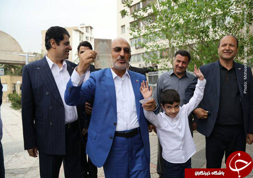 زاهدی با نوه&zwnj;اش برای ثبت نام آمد+عکس
