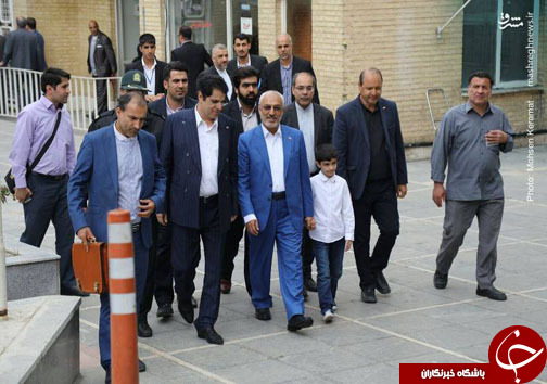 زاهدی با نوه&zwnj;اش برای ثبت نام آمد+عکس