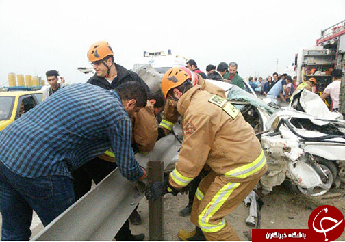 برخورد شديد خودروی سمند با گاردريل حادثه آفريد