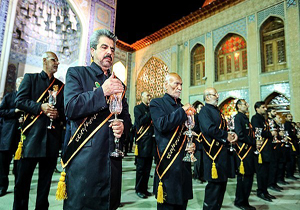 برگزاری مراسم لاله‌گردانی خادمان در حرم شاه‌چراغ (ع)