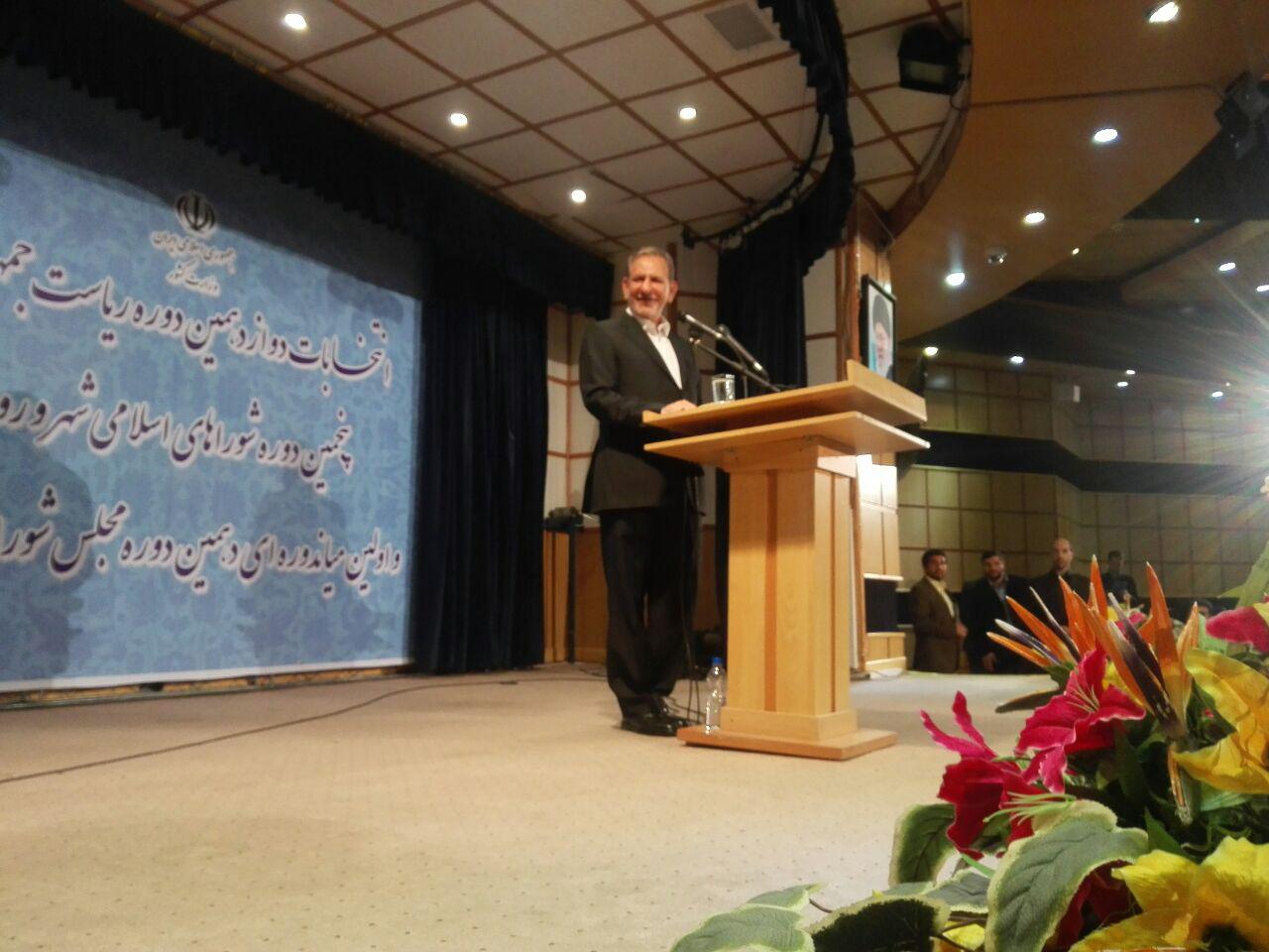 بعد از 4 سال حرف و بی عملی، مجبور به بی صداقتی شدند/ جهانگیری: با روحانی مکمل یکدیگر هستیم/ انصراف دقیقه 90 بذرپاش از ثبت نام