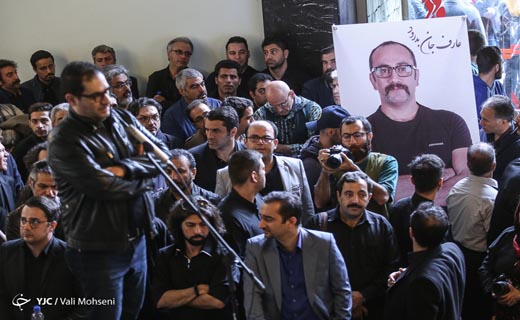 تشییع پیکر عارف لرستانی در جمع هنرمندان/ پیکر این بازیگر در کرمانشاه آرام می&zwnj;گیرد + فیلم