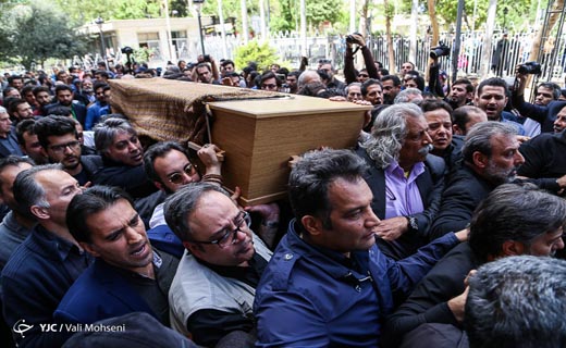 تشییع پیکر عارف لرستانی در جمع هنرمندان/ پیکر این بازیگر در کرمانشاه آرام می&zwnj;گیرد + فیلم