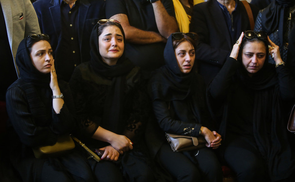 نرگس محمدی و گلاره عباسی در کنار همسر عارف لرستانی در مراسم وداع
