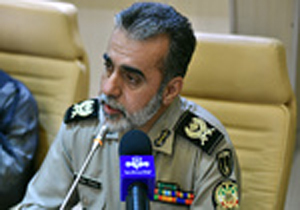 ارتش در برابر دشمنان ایستاده است