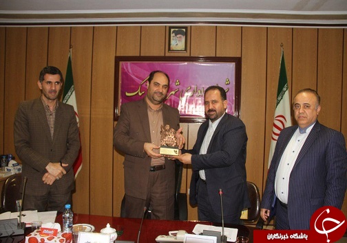 تندیس اقتصاد مقاومتی به فرماندار آبیک