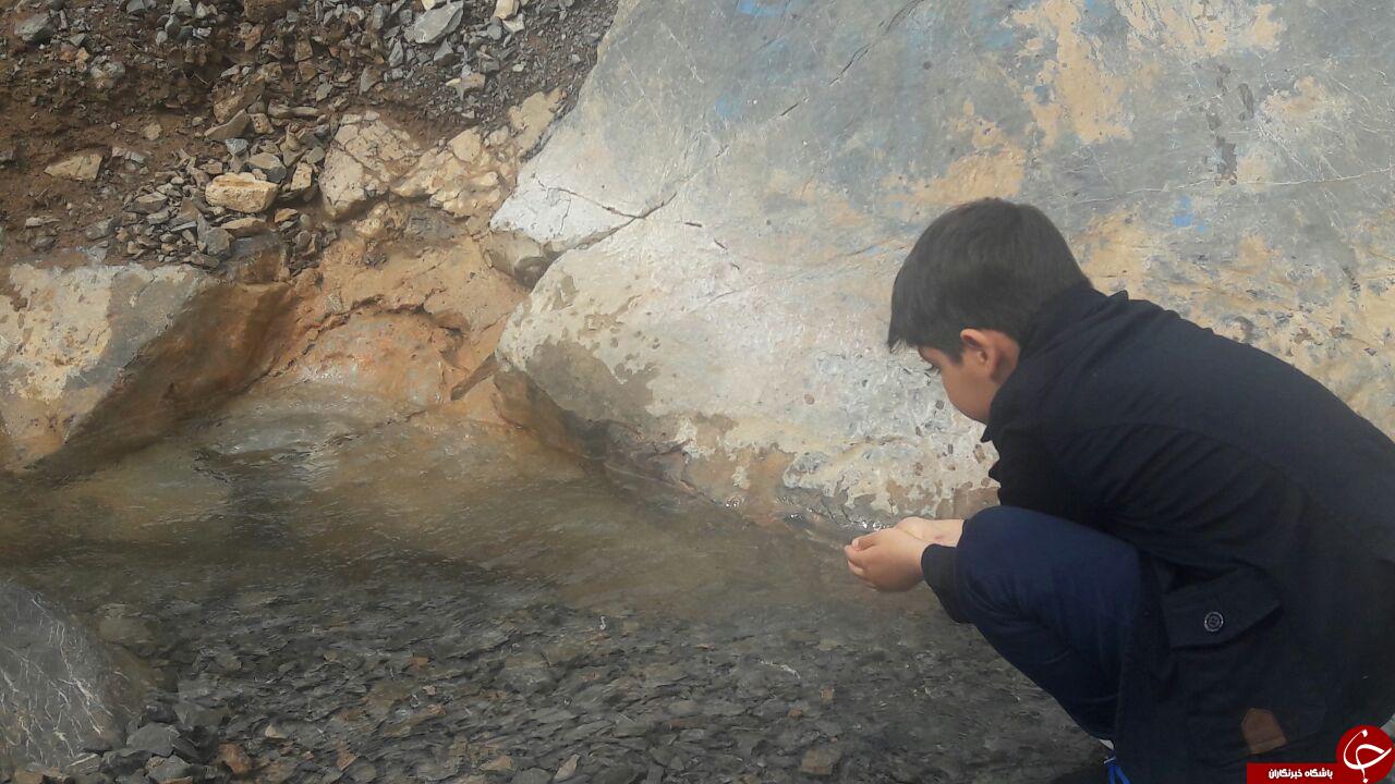 جوشش چشمه آب در روستای آهنگران + تصاویر