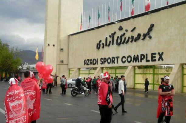 تجمع هواداران پرسپولیس در درب غربی ورزشگاه آزادی/ برپایی جشن قهرمانی هواداران پرسپولیس