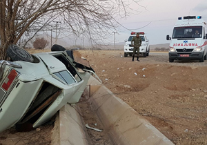 واژگونی خودروی پیکان در محور بروجن به لردگان