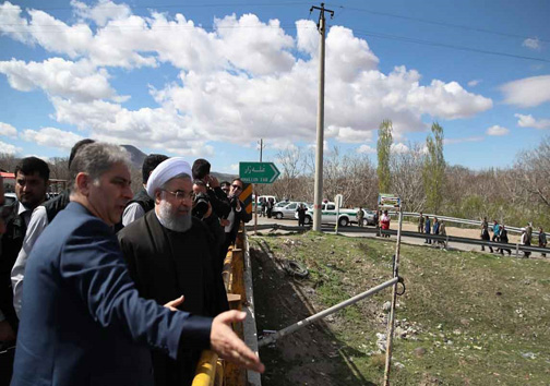 دولت با همه توان برای کمک به آسیب دیدگان سیل تلاش می کند/بازدید رئیس جمهور از منطقه سیل زده غله زار آذرشهر+ تصاویر