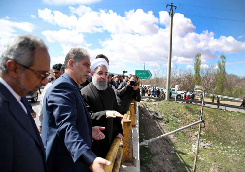 دولت با همه توان برای کمک به آسیب دیدگان سیل تلاش می کند/بازدید رئیس جمهور از منطقه سیل زده غله زار آذرشهر+ تصاویر