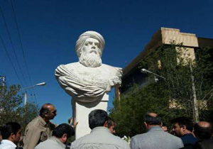 رونمایی از تندیس استاد وفایی در مهاباد