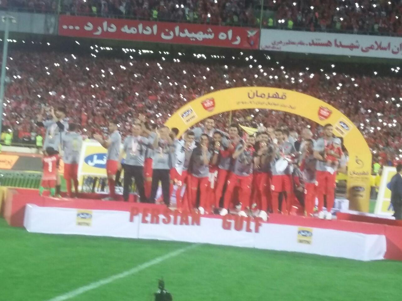 جام قهرمانی در دستان سرخپوشان/غیبت عجیب نوروزی در جشن/اشک هانی درآمد +عکس