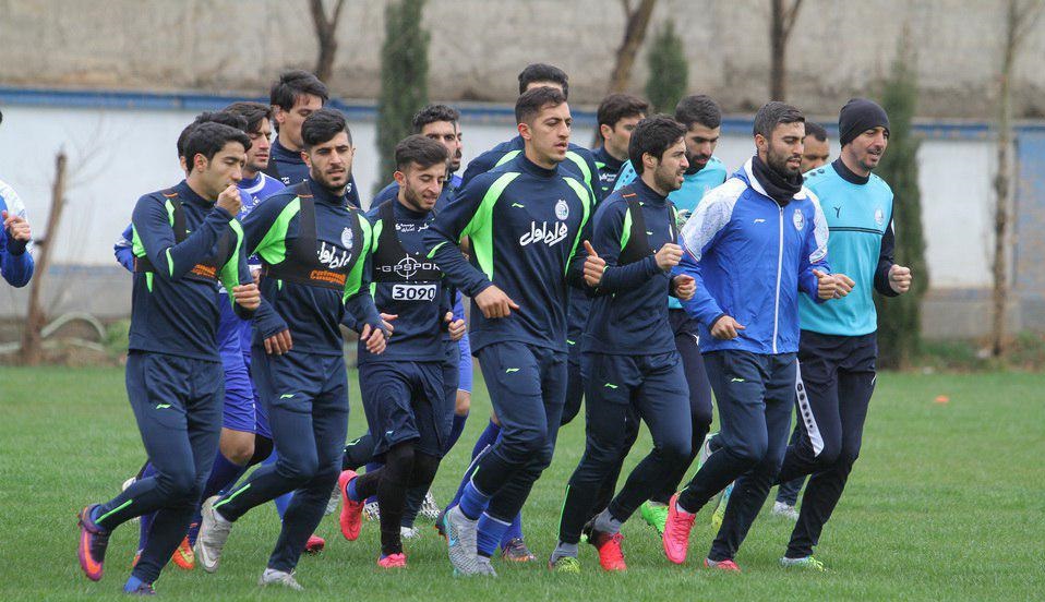 تمرين استقلال زير بارش باران برگزار شد
