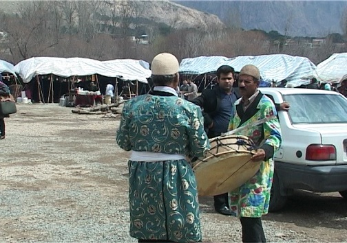 بازدید مسافران نوروزی از سیاه چادر عشایر