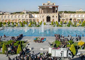 ورود گردشگران نوروزی به میدان امام(ره) از مرز 300 هزار نفر گذشت