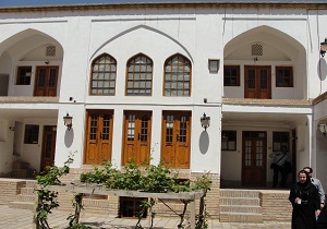 بازدید گردشگران از مراکز تاریخی و گردشگری سمنان