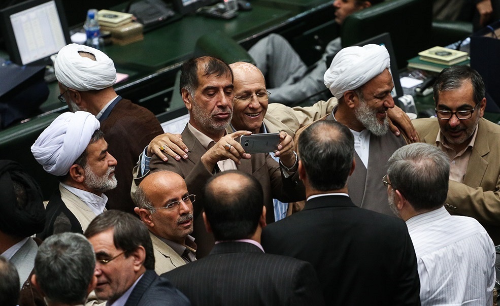 از هشدار &laquo;مقام رهبری&raquo; برای آتش زدن برجام تا انتخاب آیت الله جنتی برای ریاست مجلس خبرگان/ تسبیح فیلسوف و بوسه عارف!/ یک فیلم با دو نخل طلا / سلفی آخر مجلس نهمی ها !