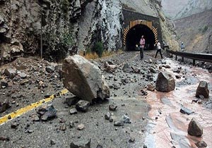ریزش سنگ از کوه در "جاده هراز" حادثه آفرید