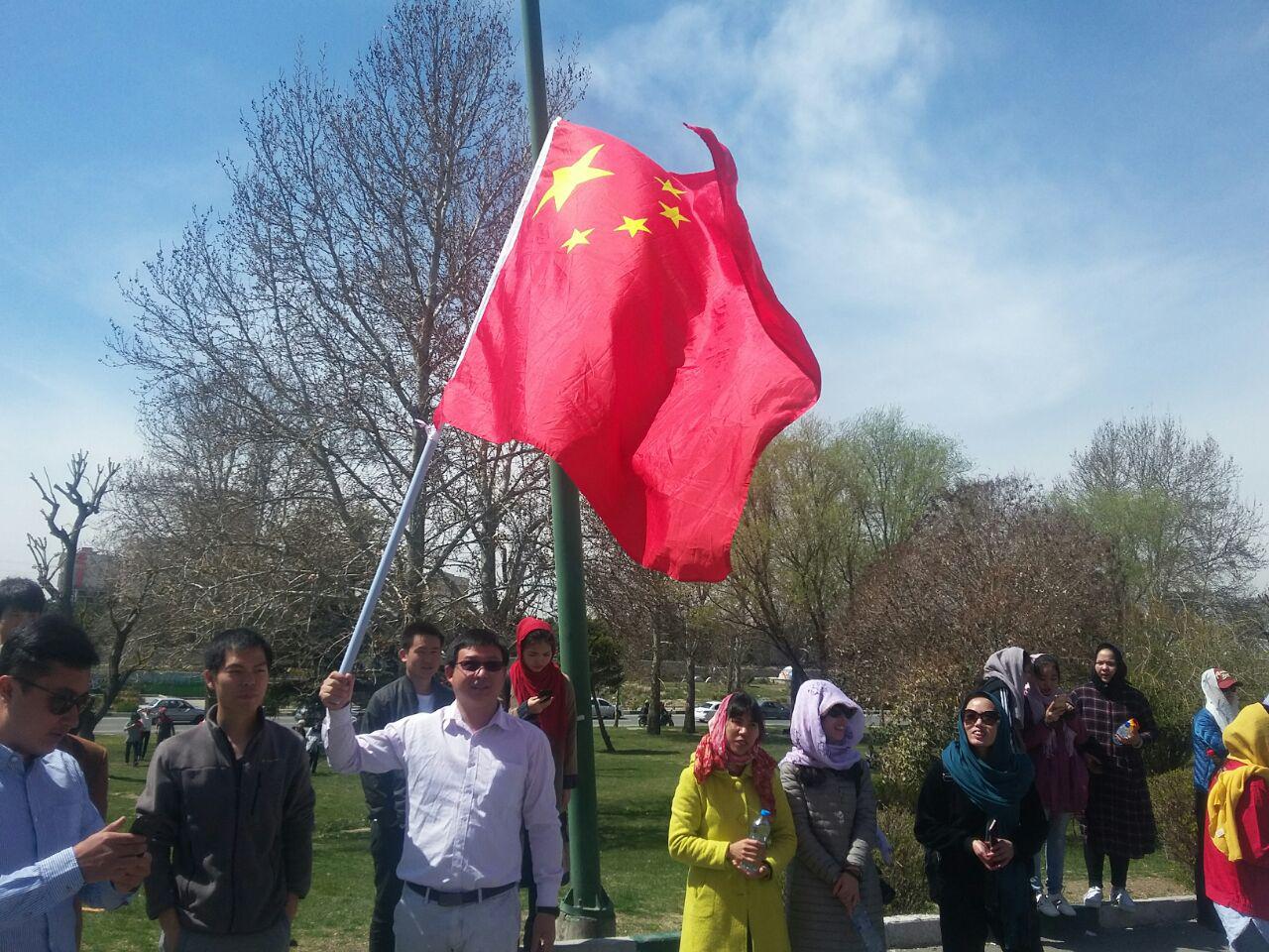 ترافیک شدید در مسیرهای ورودی ورزشگاه آزادی/ حضور پررنگ هواداران چینی در آزادی